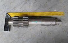 Вал промежуточный левый КПП HW18709 HOWO AZ2210030101