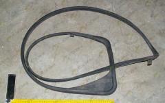 Уплотнение неподвижного левого стекла двери WG1642350001