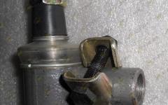 Наконечник рулевого цилиндра левый HOWO AZ9115470025